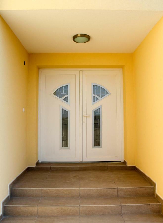 Apartmani Marin Vrbnik Zewnętrze zdjęcie